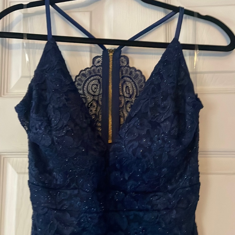 Beautiful dress. spaghetti straps,plunging front open lace back. built in cups.